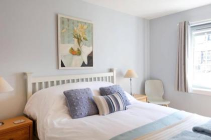 Bright and charming 2 bed in vibrant Leith - image 4