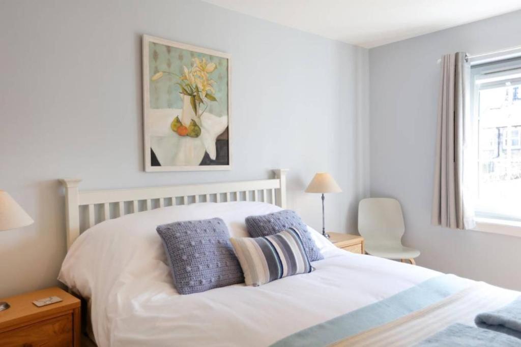 Bright and charming 2 bed in vibrant Leith - image 4