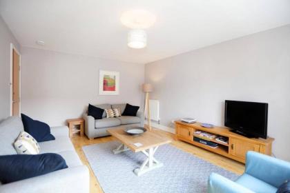 Bright and charming 2 bed in vibrant Leith - image 7