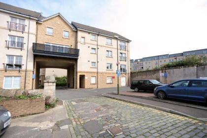 Bright and charming 2 bed in vibrant Leith - image 8