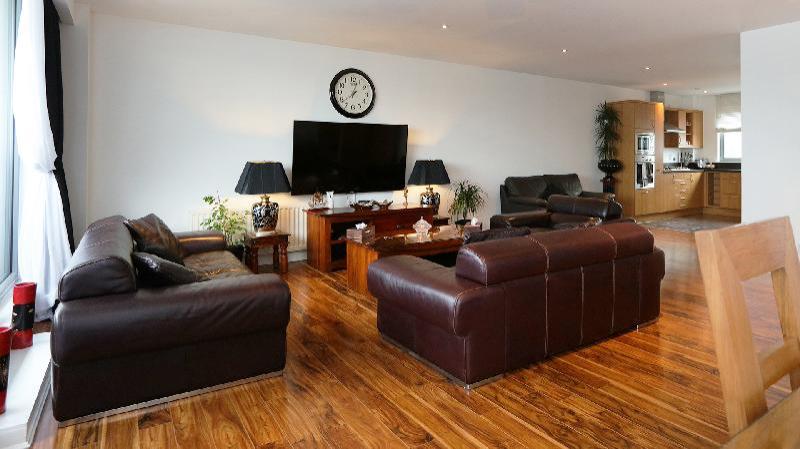Spacious Waterfront Penthouse - main image