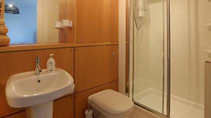 Spacious Waterfront Penthouse - image 2