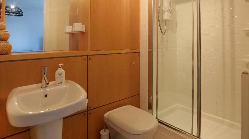 Spacious Waterfront Penthouse - image 2