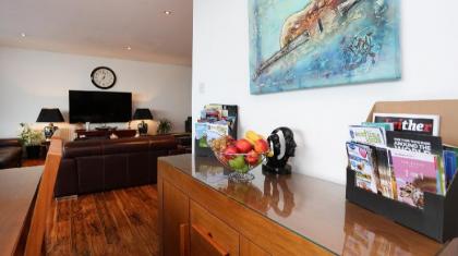 Spacious Waterfront Penthouse - image 4