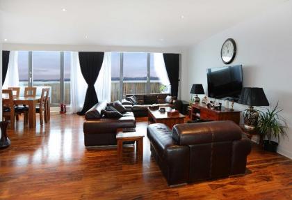 Spacious Waterfront Penthouse - image 5