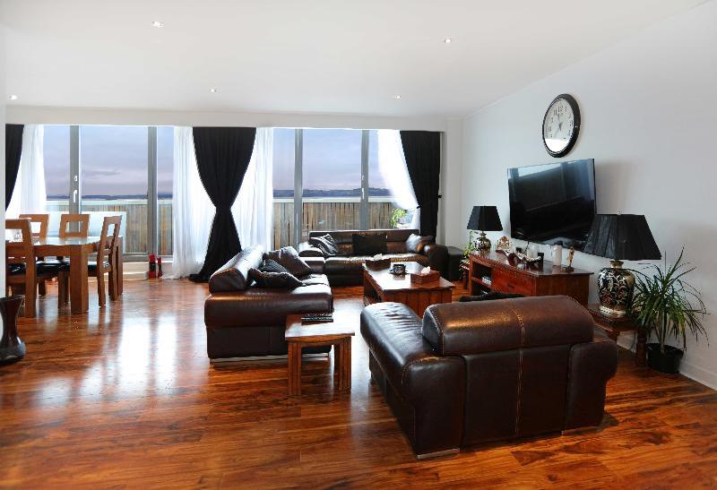 Spacious Waterfront Penthouse - image 5