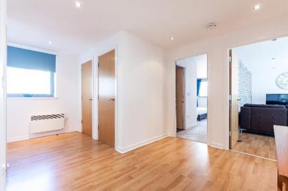 Stylish Garden View Apartment - image 2