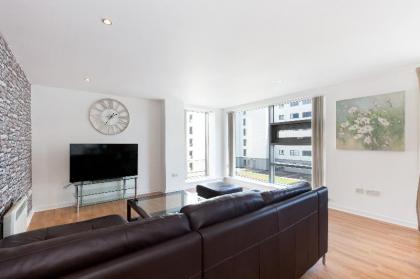 Stylish Garden View Apartment - image 3