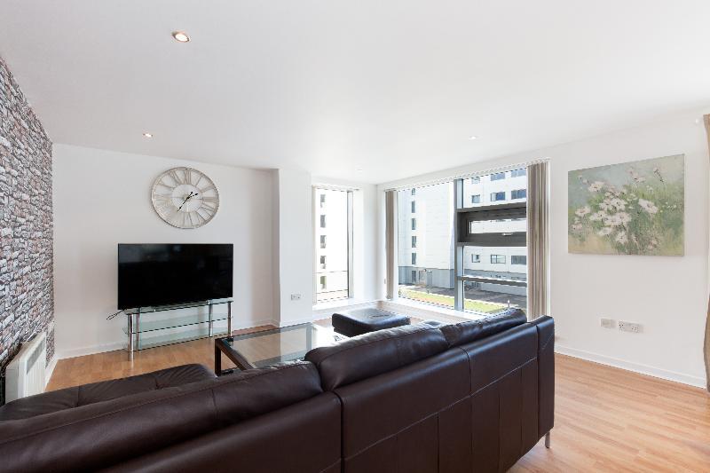 Stylish Garden View Apartment - image 3