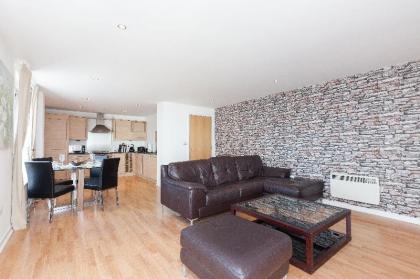 Stylish Garden View Apartment - image 4