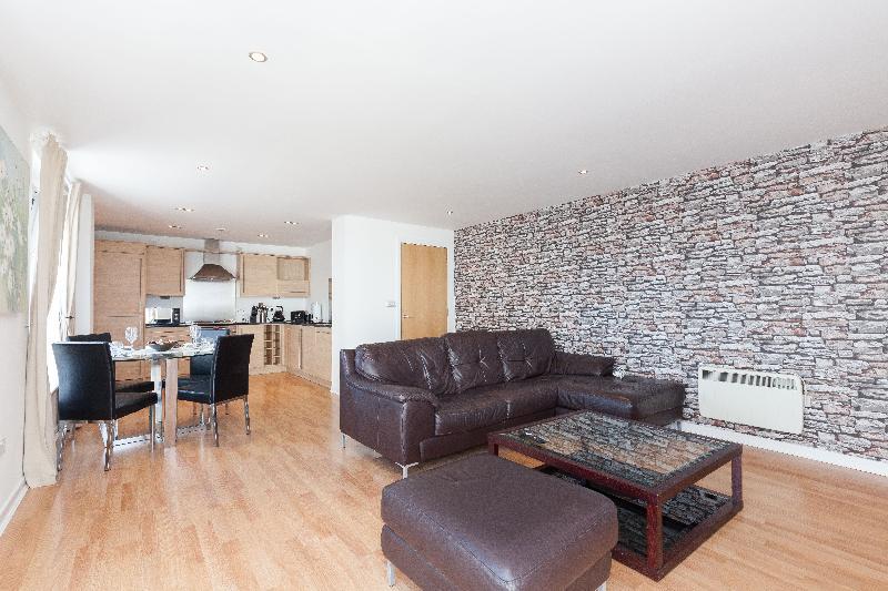 Stylish Garden View Apartment - image 4