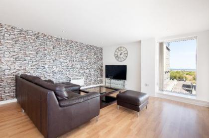 Stylish Garden View Apartment - image 5
