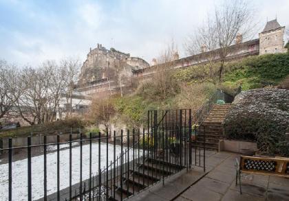 Stunning Studio Apartment with Castle Views! - image 4