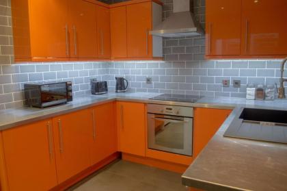 Modern 3 Bedroom Edinburgh Penthouse - image 10