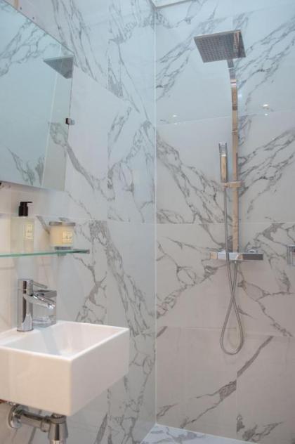 Modern 3 Bedroom Edinburgh Penthouse - image 14