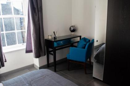 Modern 3 Bedroom Edinburgh Penthouse - image 2