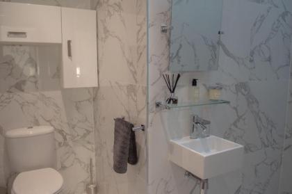 Modern 3 Bedroom Edinburgh Penthouse - image 5