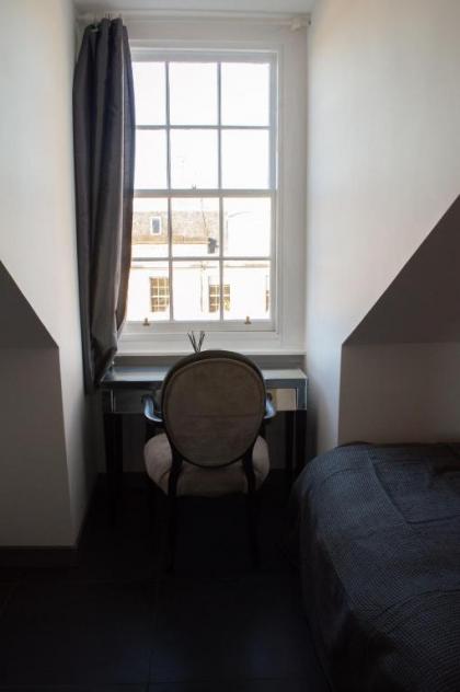 Modern 3 Bedroom Edinburgh Penthouse - image 8