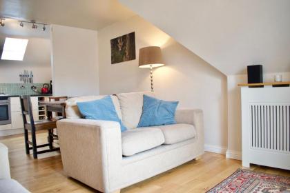 Modern And Charming 2 Bedroom Old Town Apartment - image 1