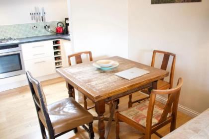 Modern And Charming 2 Bedroom Old Town Apartment - image 10