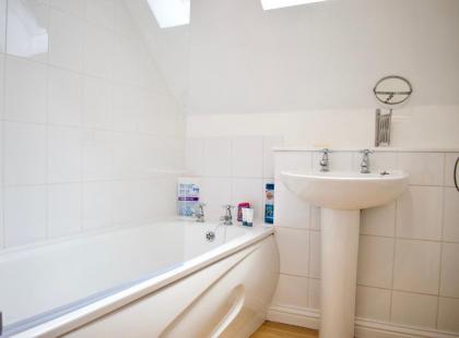 Modern And Charming 2 Bedroom Old Town Apartment - image 14