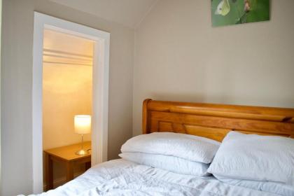 Modern And Charming 2 Bedroom Old Town Apartment - image 2