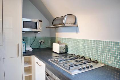Modern And Charming 2 Bedroom Old Town Apartment - image 3