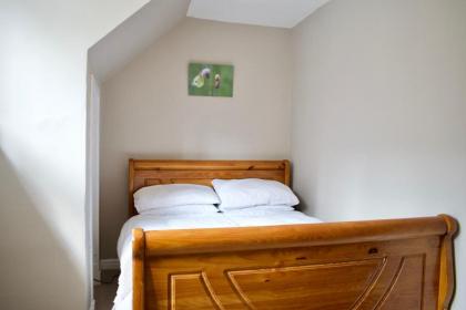 Modern And Charming 2 Bedroom Old Town Apartment - image 4