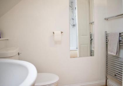 Modern And Charming 2 Bedroom Old Town Apartment - image 5