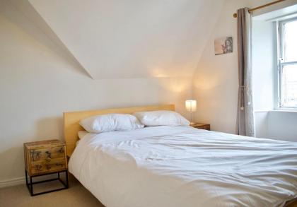 Modern And Charming 2 Bedroom Old Town Apartment - image 6