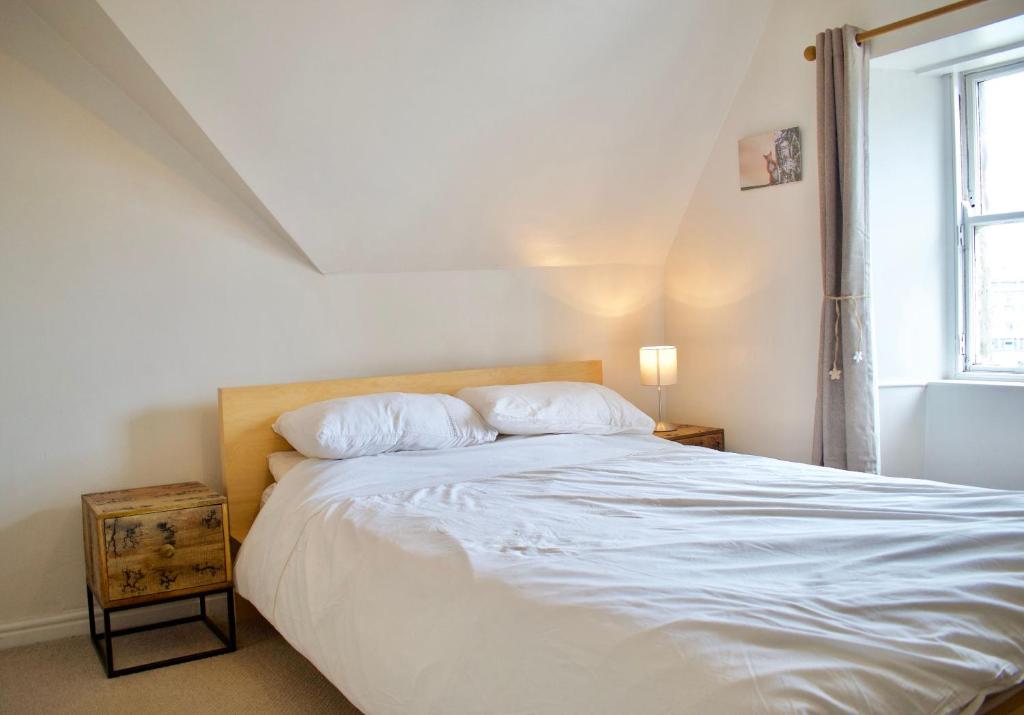 Modern And Charming 2 Bedroom Old Town Apartment - image 6