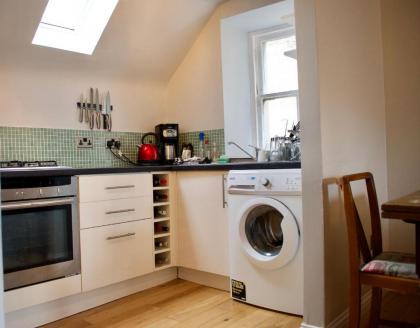 Modern And Charming 2 Bedroom Old Town Apartment - image 7