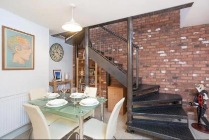 Stylish & Central 2BR Stockbridge Gem