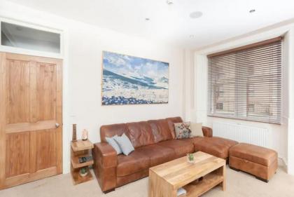 Stylish & Central 2BR Stockbridge Gem - image 12
