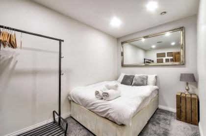 Stylish & Central 2BR Stockbridge Gem - image 13