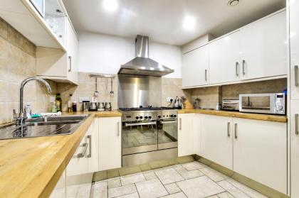 Stylish & Central 2BR Stockbridge Gem - image 14