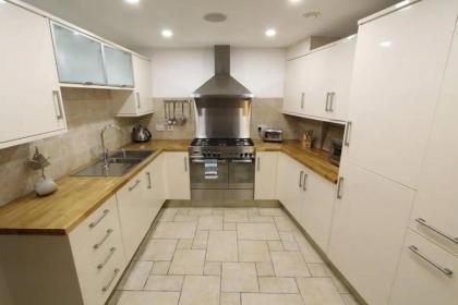 Stylish & Central 2BR Stockbridge Gem - image 15