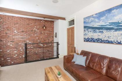 Stylish & Central 2BR Stockbridge Gem - image 19