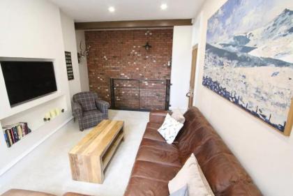 Stylish & Central 2BR Stockbridge Gem - image 2