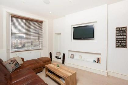 Stylish & Central 2BR Stockbridge Gem - image 20