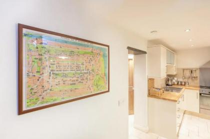 Stylish & Central 2BR Stockbridge Gem - image 22