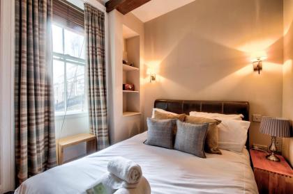 Stylish & Central 2BR Stockbridge Gem - image 3