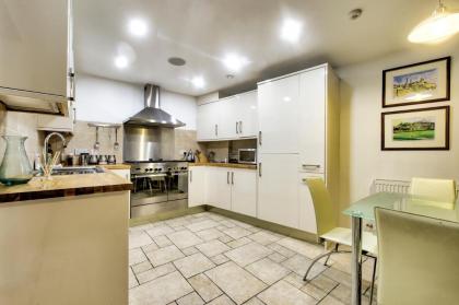 Stylish & Central 2BR Stockbridge Gem - image 4