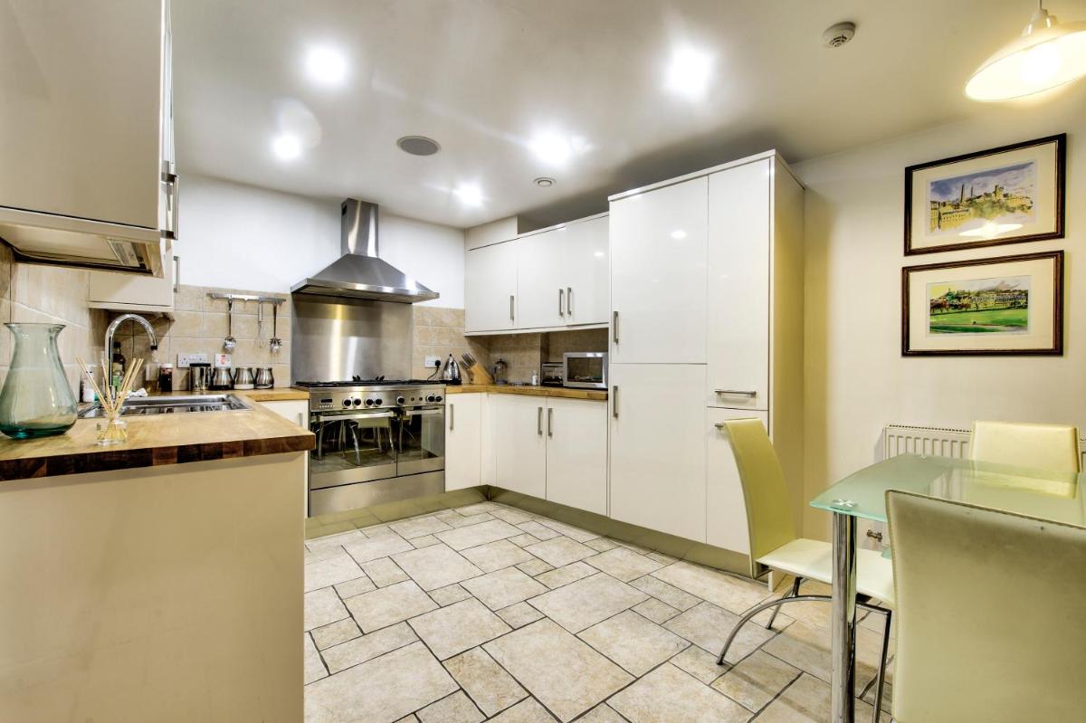 Stylish & Central 2BR Stockbridge Gem - image 4
