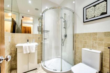 Stylish & Central 2BR Stockbridge Gem - image 5