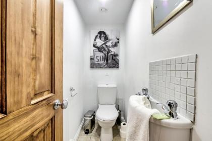 Stylish & Central 2BR Stockbridge Gem - image 6