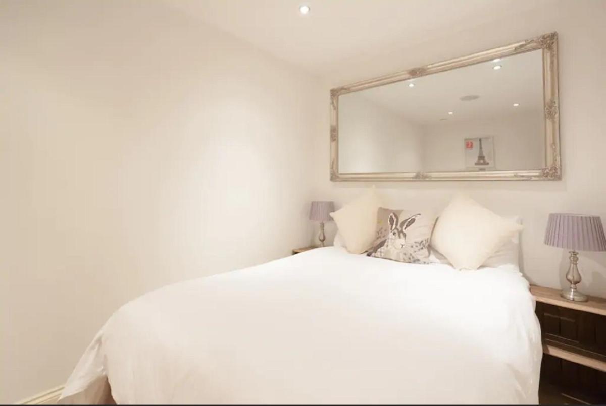 Stylish & Central 2BR Stockbridge Gem - image 7