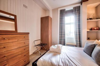 Stylish & Central 2BR Stockbridge Gem - image 9