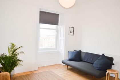 Modern 1 Bedroom Flat In the Heart of Edinburgh - image 1