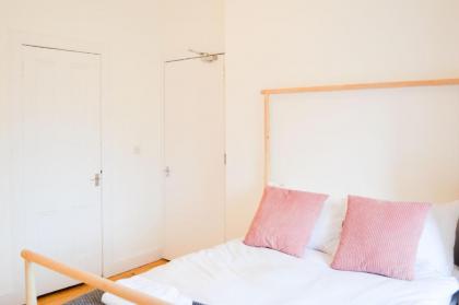 Modern 1 Bedroom Flat In the Heart of Edinburgh - image 3